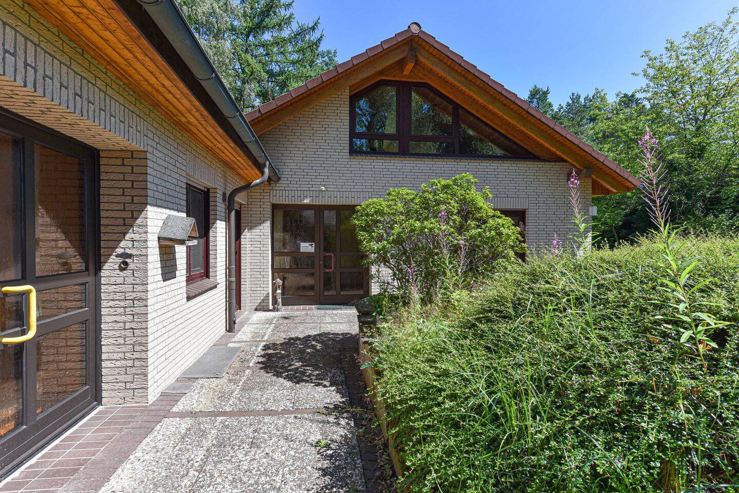 Winkelbungalow mit rollstuhlgerechtem Anbau, Kamincharme & grüner Oase in gehobener Lage**, 29633 Munster