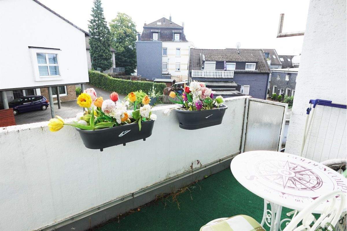 Lichtdurchflutete 3-Zimmer-Wohnung mit Balkon und Garage, 42857 Remscheid (Innen Nord Süd West)