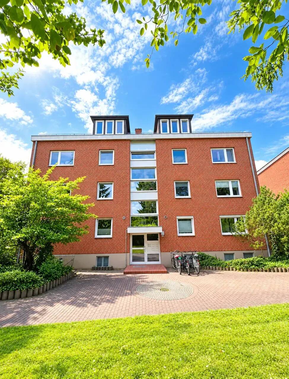 Kiel/Kronsburg **Erstbezug nach Renovierung** 3-Zi-Wohnung in grüner Lage (2.OG), 24145 Kiel