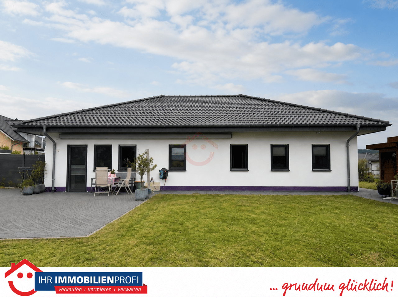 Exklusiver Bungalow in Waldsolms mit großem Grundstück, Garage und Gartenhaus, 35647 Waldsolms