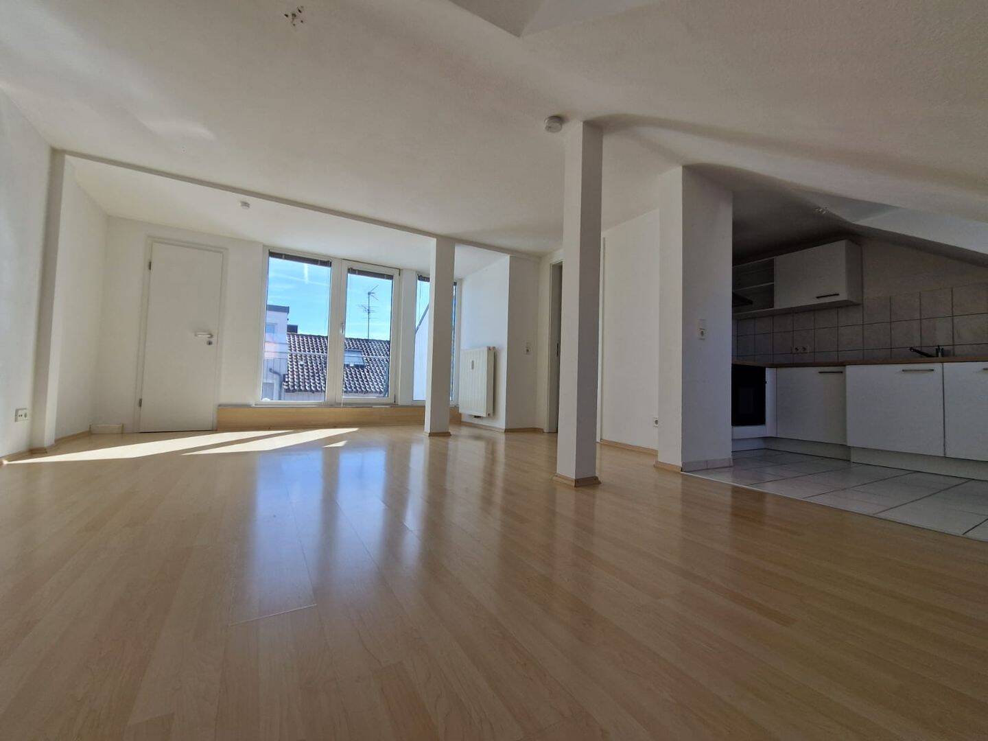 3-Zimmer-Dachgeschosswohnung mit Dachterrasse, Tageslichtbad & Einbauküche in Pforzheim, 75173 Pforzheim