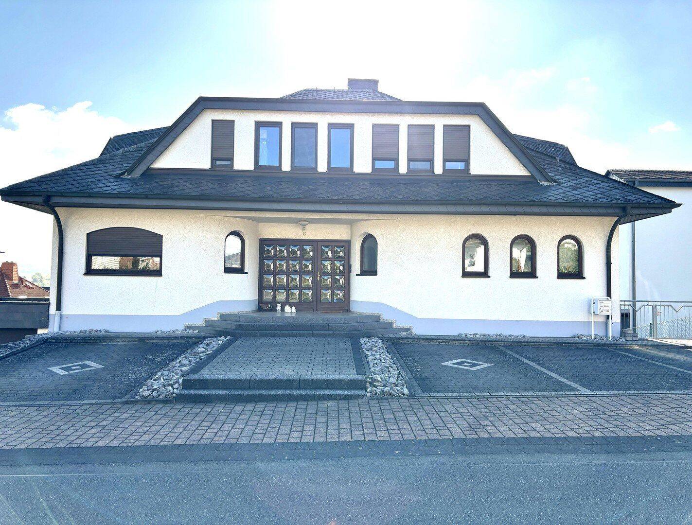 Schicke 4 ZKBB in Landhausvilla mit Fernblick in ruhigem Wohngebiet, 65597 Hünfelden