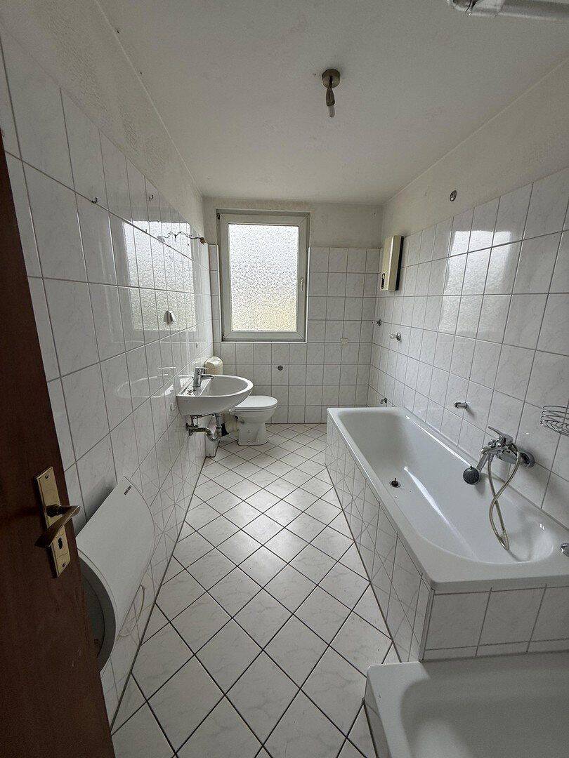 Frisch renovierte 3-Zimmer-Dachgeschosswohnung mit Tageslichtbad & Gästebad in Essen, 45143 Essen (Altendorf Bochold Nordviertel Westviertel)