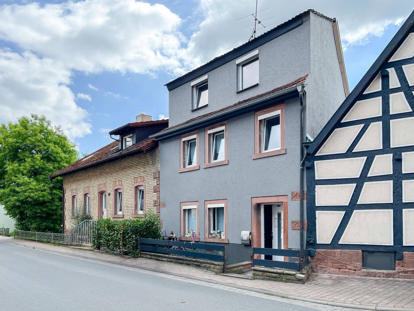 Charme über drei Ebenen – helles Wohnhaus mit Balkon und Weitblick in Kirchzell, 63931 Kirchzell