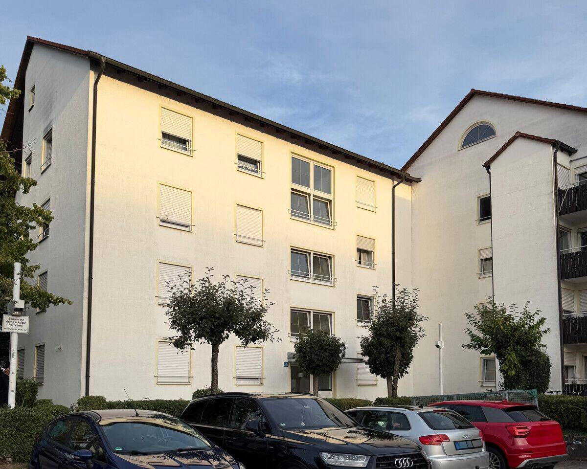 Großzügige 4-Zimmer-Wohnung mit Einbauküche und überdachtem Balkon, 85049 Ingolstadt