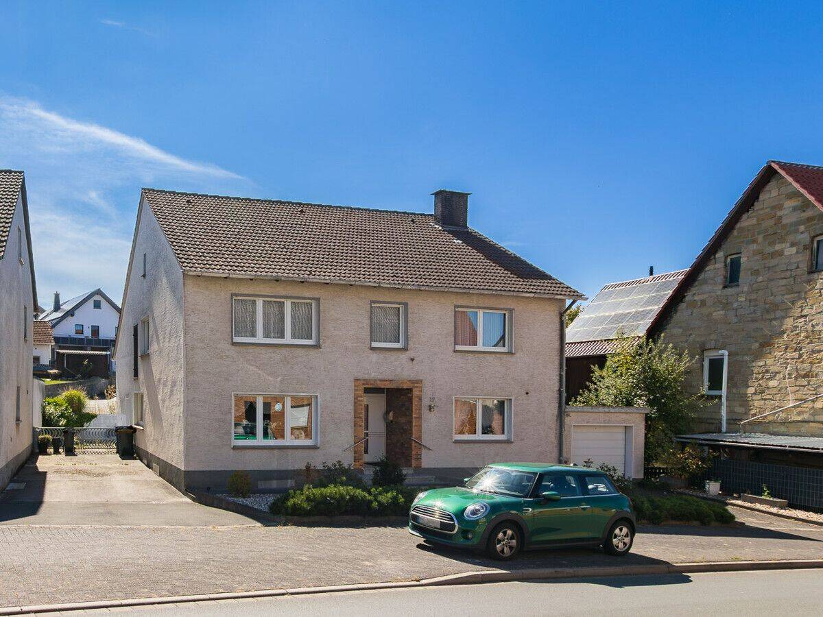 GROßZÜGIGES EINFAMILIENHAUS MIT ZWEI BÄDERN, EINEM MODERNISIERTEN BAD UND 2003 ERNEUERTEN FENSTERN, 33142 Büren