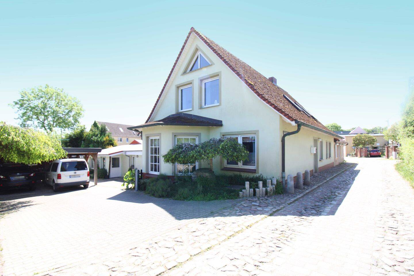 Einziehen und entspannen: Einfamilienhaus mit Ferienwohnung, Gewerbefläche und gepflegtem Garten, 18574 Garz/Rügen