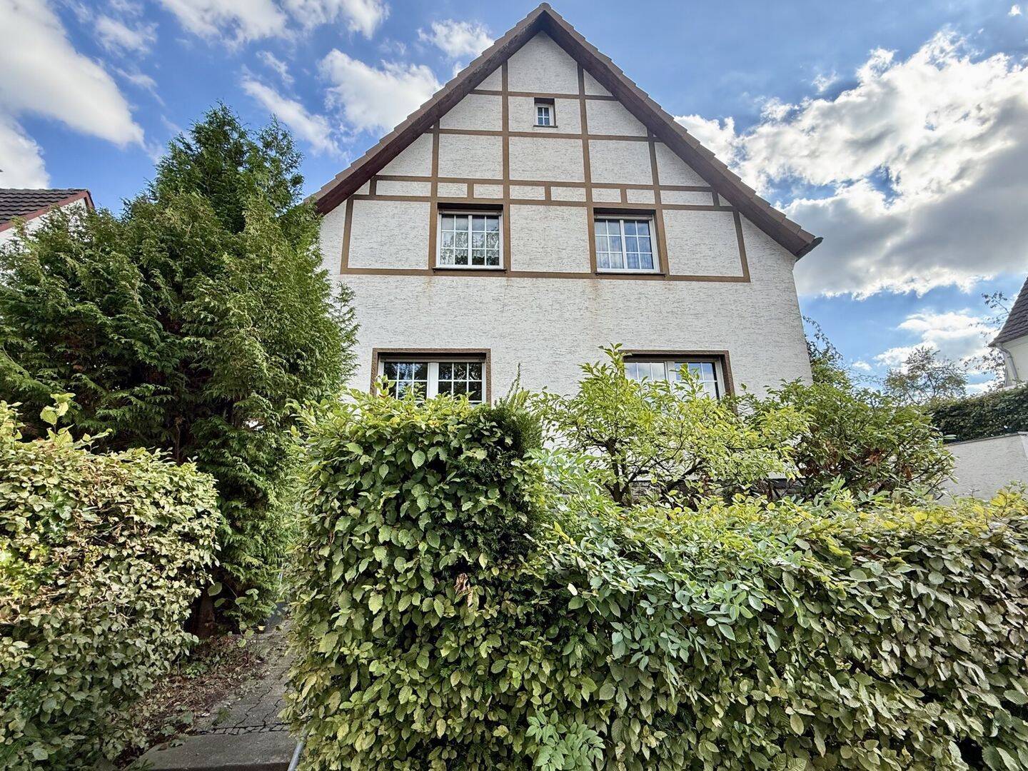 Menden: Freistehendes Wohnhaus mit Charakter und Entwicklungspotenzial in begehrter Wohnlage!, 58706 Menden (Sauerland)