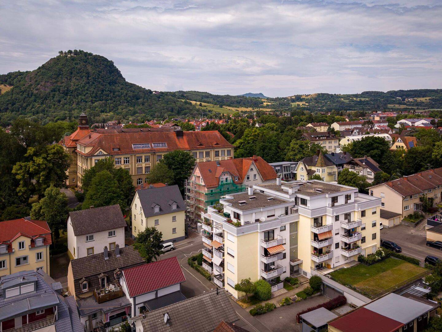 Teilmodernisierte 4 Zimmer-Wohnung mit 2 Balkonen im Singener Stadtzentrum, 78224 Singen (Hohentwiel)