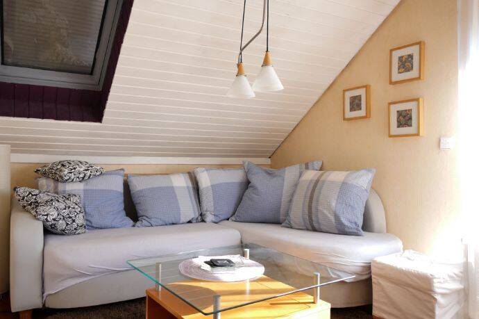 ruhige 2-Zimmer-Dachwohnung in Neuhausen a.d.F. mit Balkon – WOHNEN AUF ZEIT, 73765 Neuhausen auf den Fildern