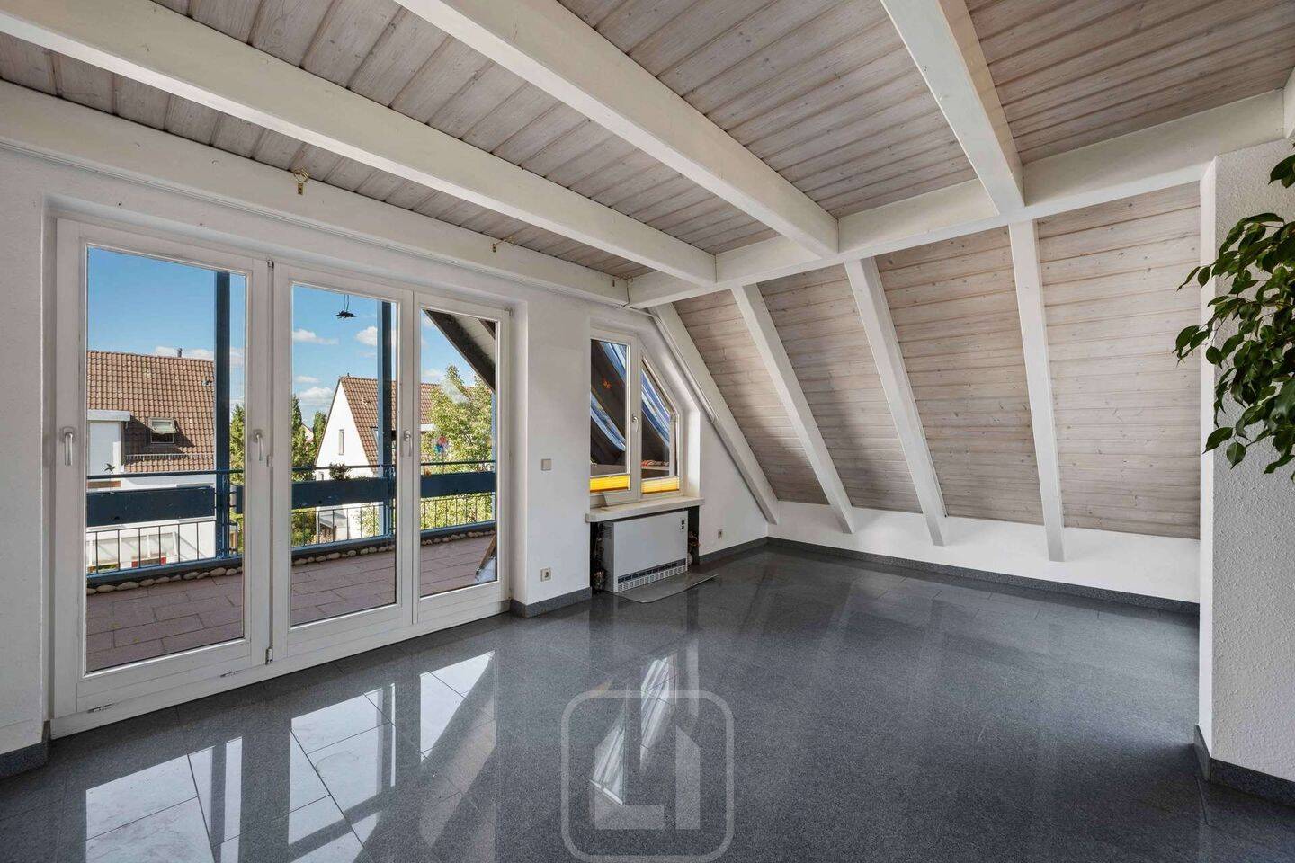 Wohnen auf zwei Ebenen | 2,5 Zimmer | Loggia | Terrasse | Tiefgaragenstellplatz, 71272 Renningen