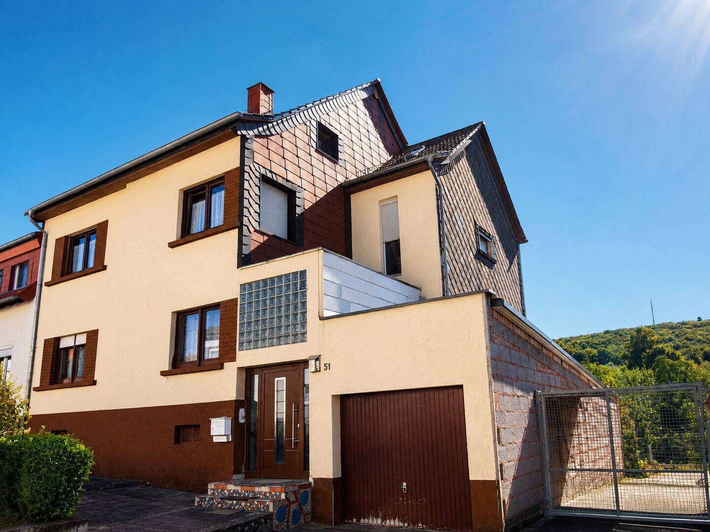 Solides Mehrfamilienhaus mit tollem Grundstück in guter Lage von Wiebelskirchen, 66540 Neunkirchen