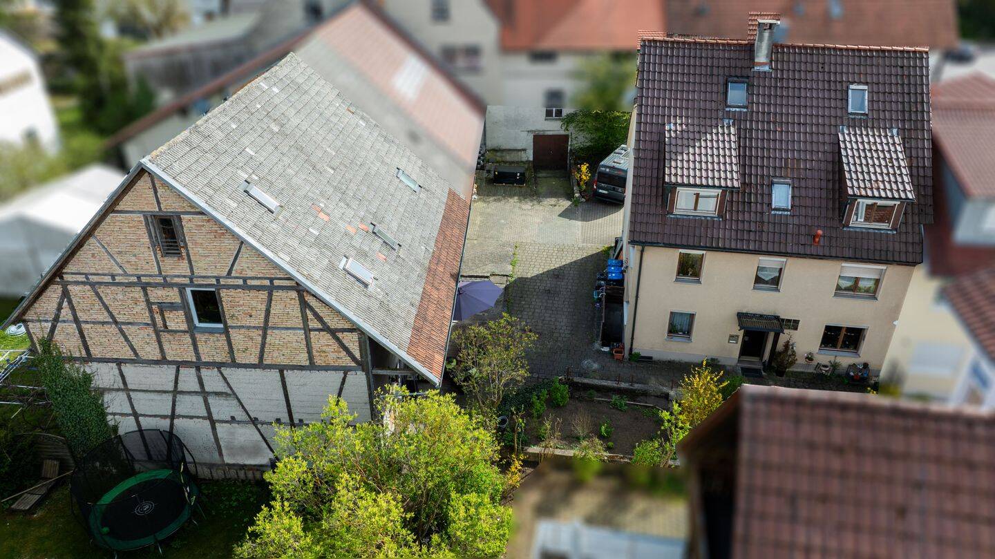 Doppelhaushälfte zum Wohnen mit Gewerberäumen im Nebengebäude, 89150 Laichingen