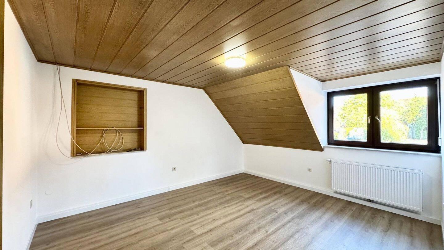 Frisch renovierte 3-Zimmer-Dachgeschosswohnung im Zweifamilienhaus mit Kaminanschluss, 96182 Reckendorf