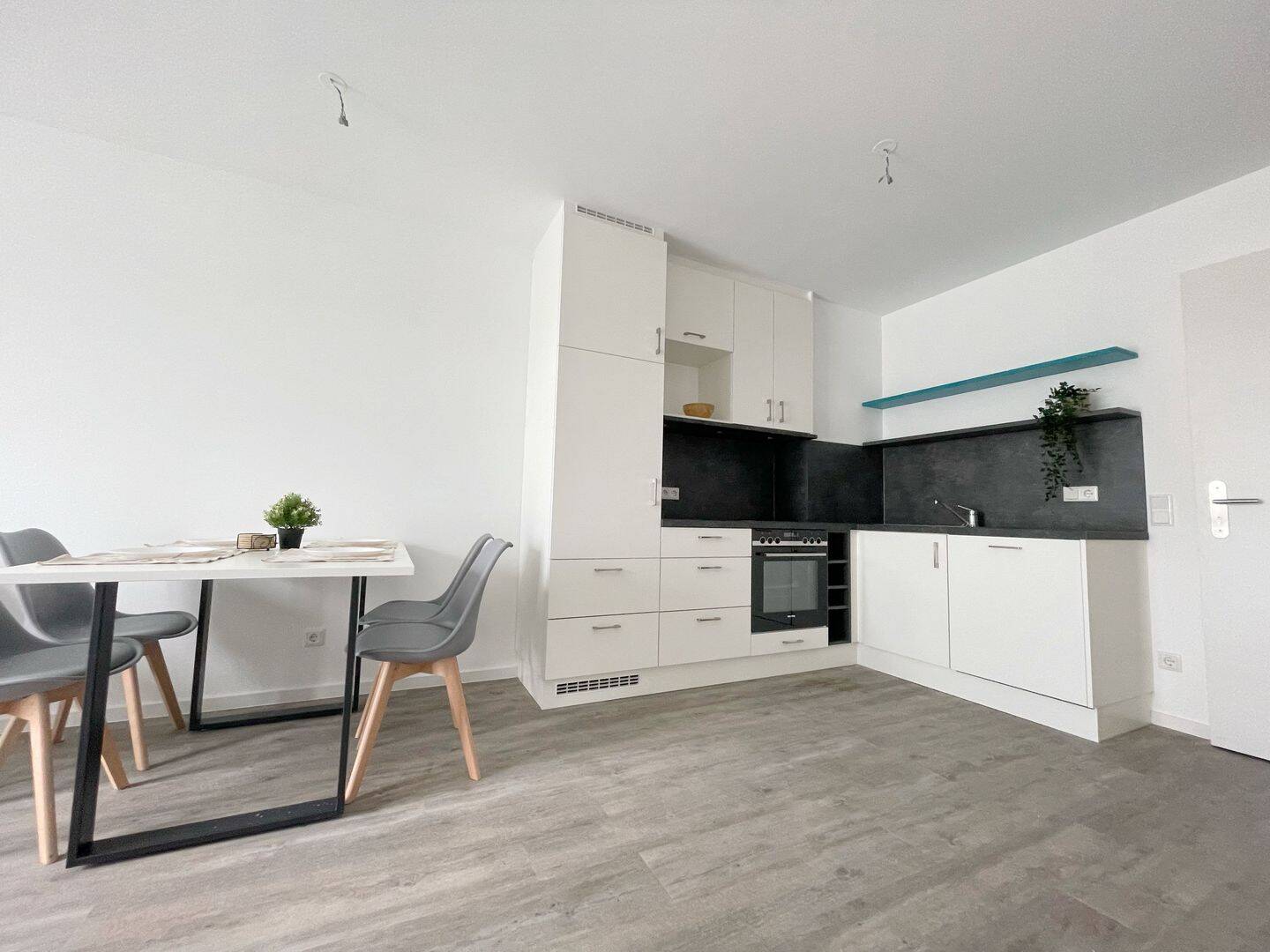 Modern möblierte 2 Zimmer Wohnung mit Balkon,TG Stellplatz & WLan inkl. – Neubau, 86154 Augsburg (Oberhausen)