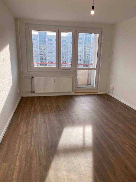 Auf geht`s – sonnige 2 Zimmerwohnung saniert und bezugsfertig!, 1239 Dresden