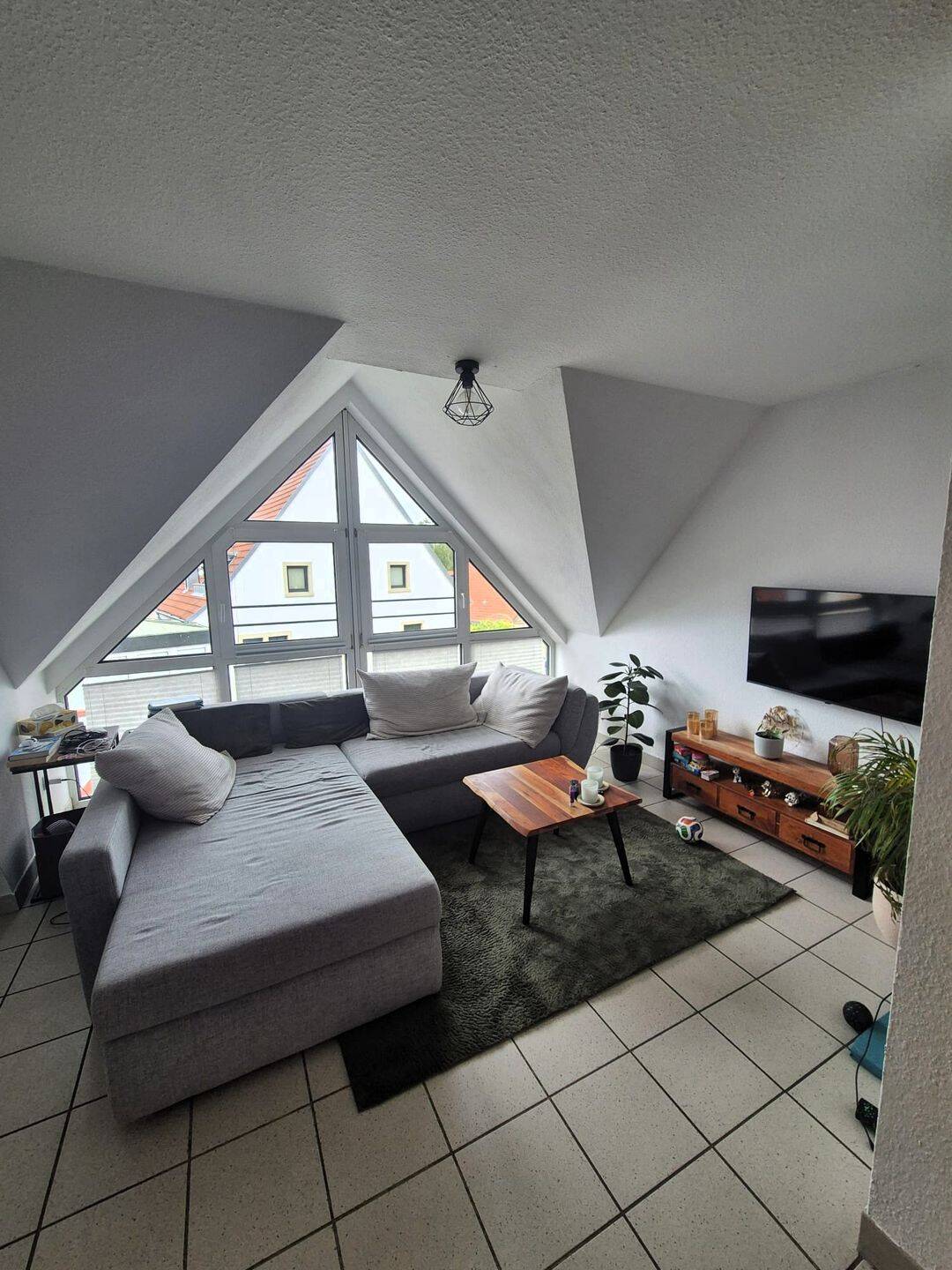 4-Zimmer-Dachgeschosswohnung mit Terrasse und Stellplatz in Zellingen, 97225 Zellingen
