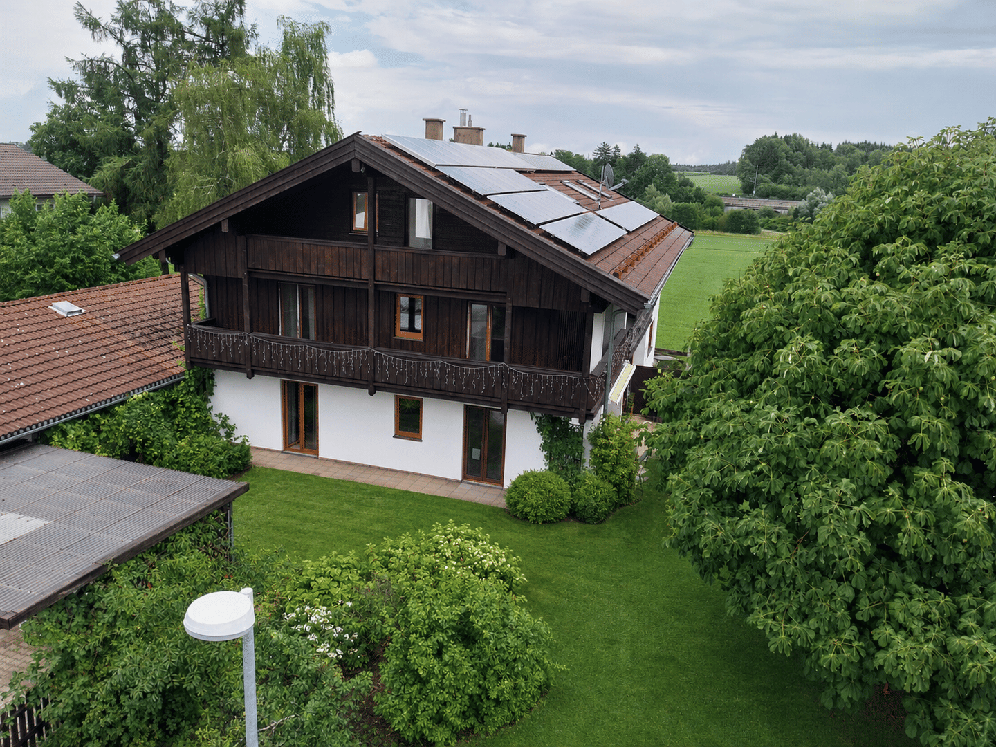 Frisch renovierte 4-Zimmer-Dachgeschosswohnung in idyllischer Lage – Carport inklusive, 83607 Holzkirchen