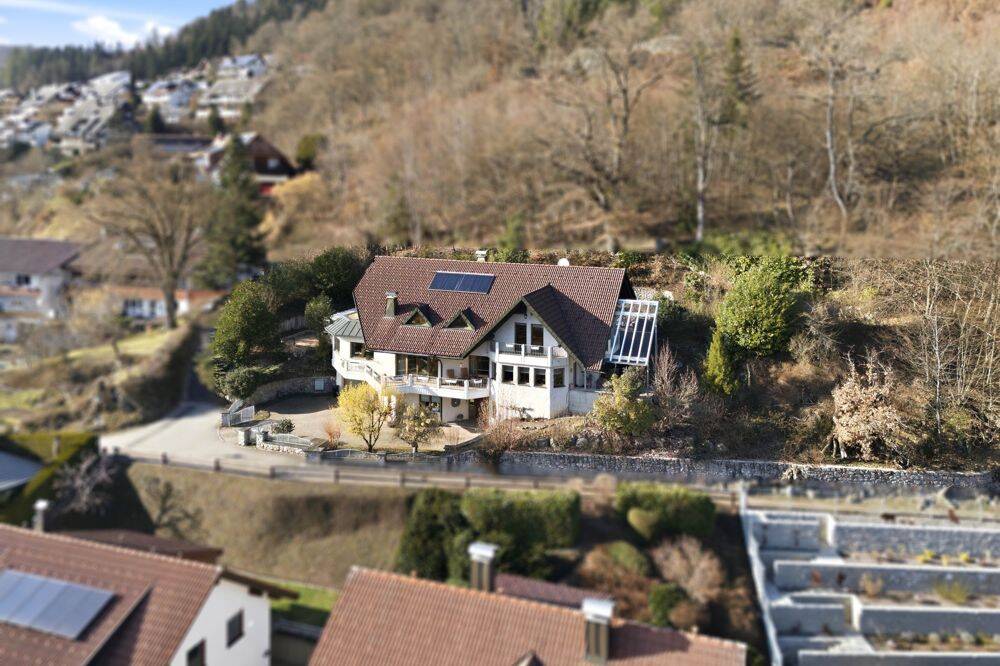 Großzügiges Anwesen in Schönau: Zweifamilienhaus mit 377 m² inkl. separatem Grundstück 487 m², 79677 Schönau im Schwarzwald