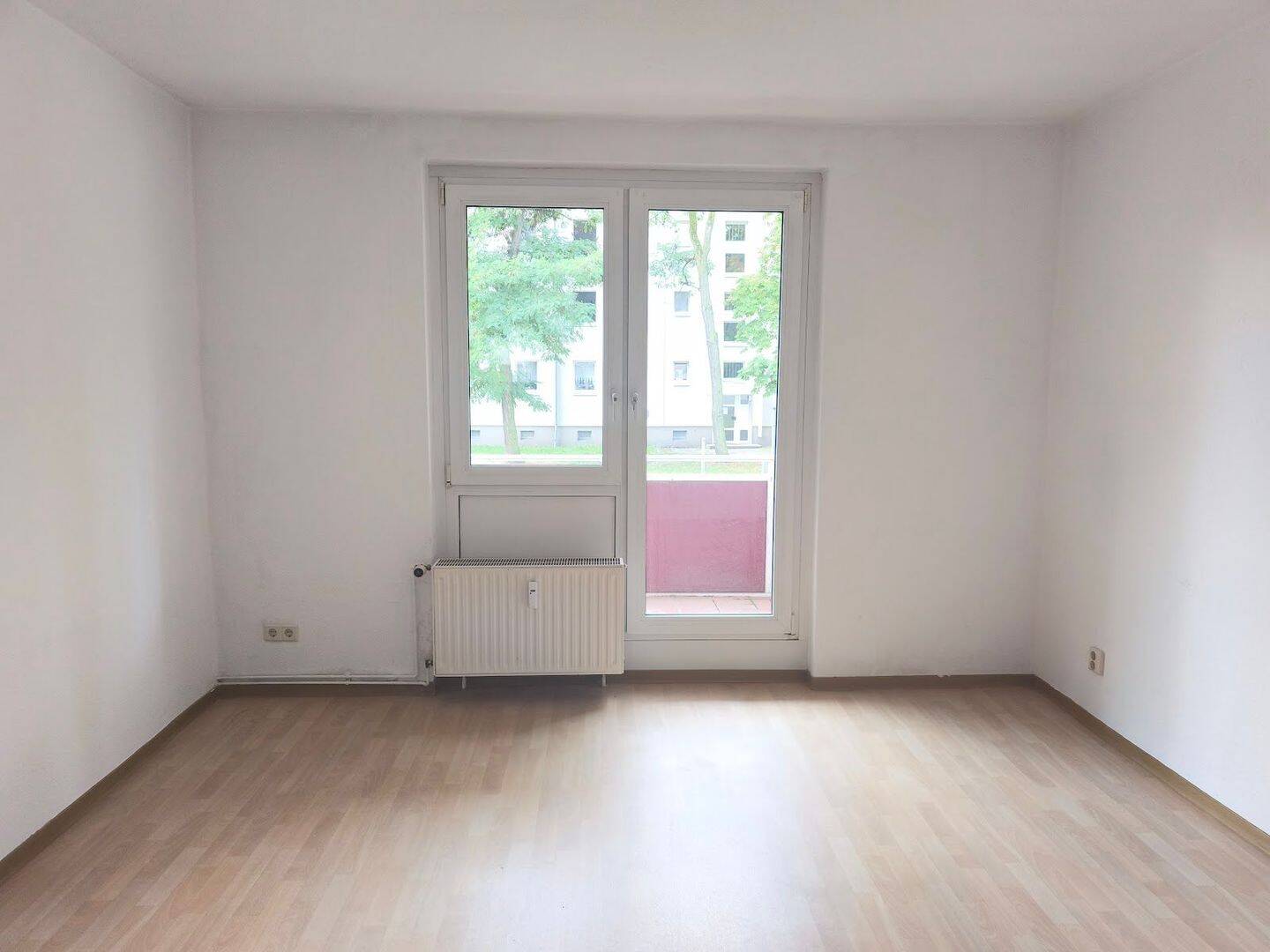 Dreiraumwohnung im Erdgeschoss- zum ganz kleinen Mietpreis!, 6217 Merseburg