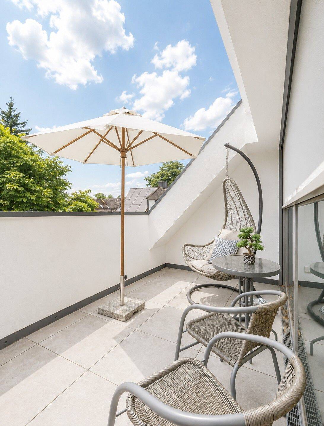 Lichtdurchflutetes stilvolles Wohnen mit uneinsehbarer Dachterrasse und Galerie in Untermenzing, 80997 München (Allach-Untermenzing Moosach Pasing-Obermenzing)