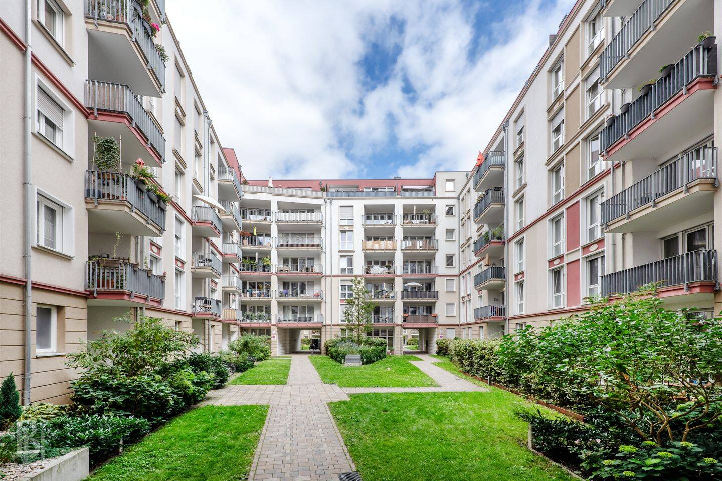 Helle 3-Zimmer-Wohnung mit großzügigem Balkon in ruhigem Wohnensemble, 10179 Berlin (Mitte)