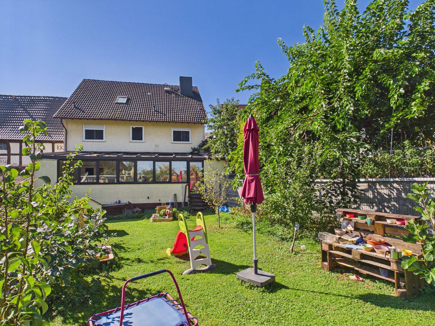 Familienglück auf 162 m² – Wintergarten, Garten mit Spielbereich und viel Platz zum Wachsen, 63674 Altenstadt
