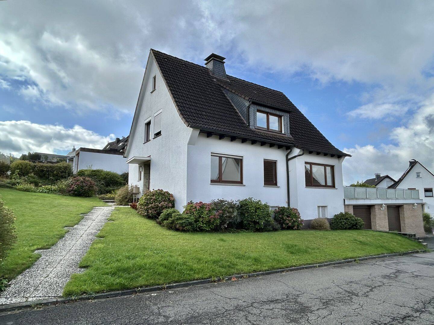 Ansprechend, gemütlich und freistehend – großzügiges Wohnhaus mit vielen Annehmlichkeiten, 57439 Attendorn