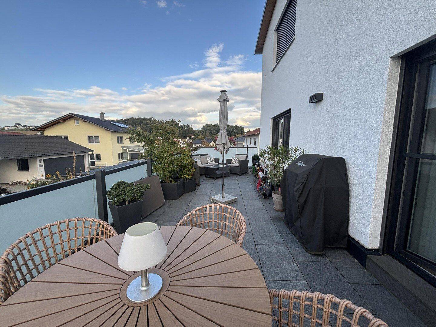 Großzügige 3-Zimmer-Wohnung mit 27 m² Dachterrasse und Einbauküche in zentraler Lage von Bayerbach, 84092 Bayerbach b. Ergoldsbach