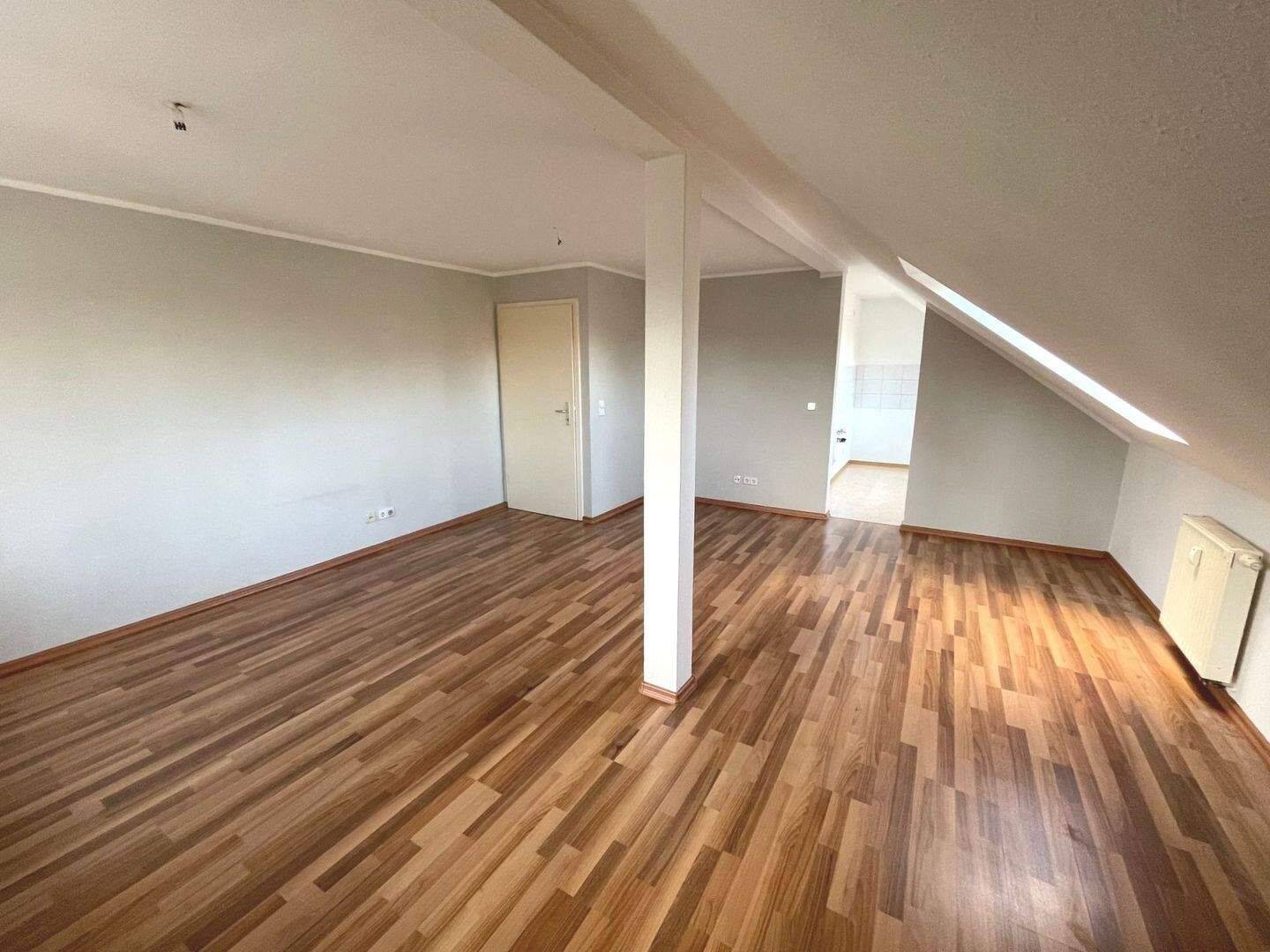 Lichtdurchflutete 3-Raum-Dachgeschosswohnung in ruhiger Top-Lage von Chemnitz-Schönau, 9116 Chemnitz