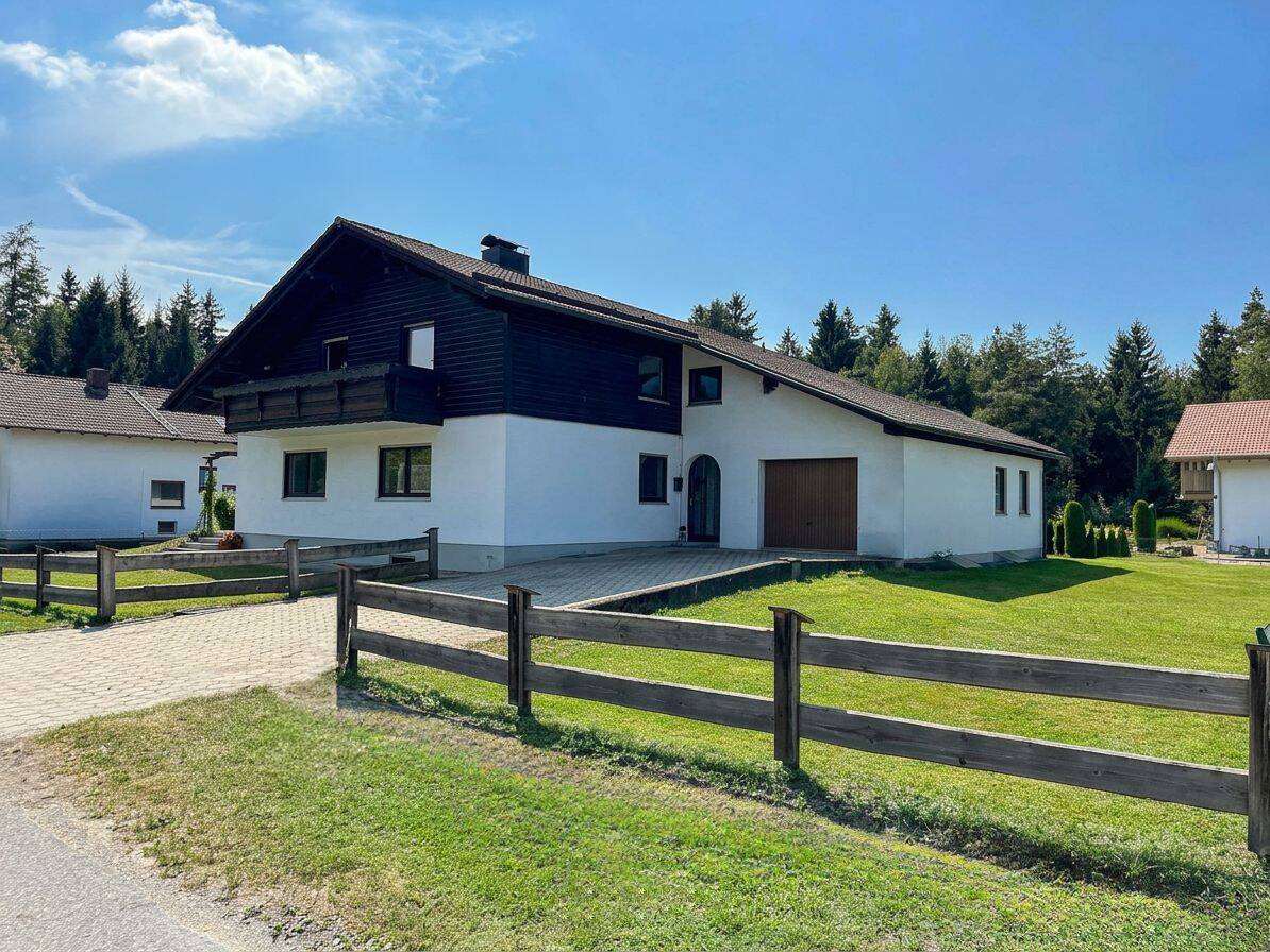Großzügiges Familienhaus mit Platz für Generationen auf 1.186 m² Traumgrundstück mit Entwicklungspotenzial, 83064 Raubling