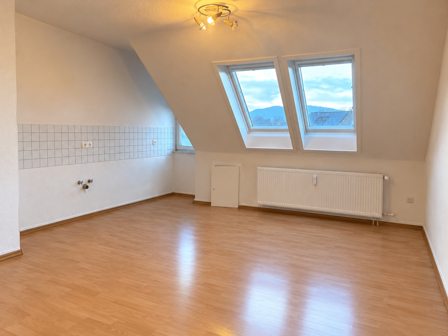 Helle Dachgeschosswohnung in Niederzwehren, 34134 Kassel (Niederzwehren Oberzwehren Süsterfeld/Helleböhn)
