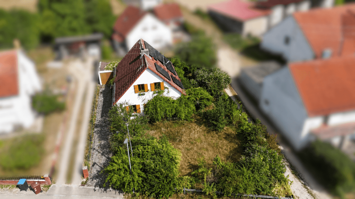 Renovierungsbedürftiges Einfamilienhaus mit Garage in Langenneufnach, 86863 Langenneufnach
