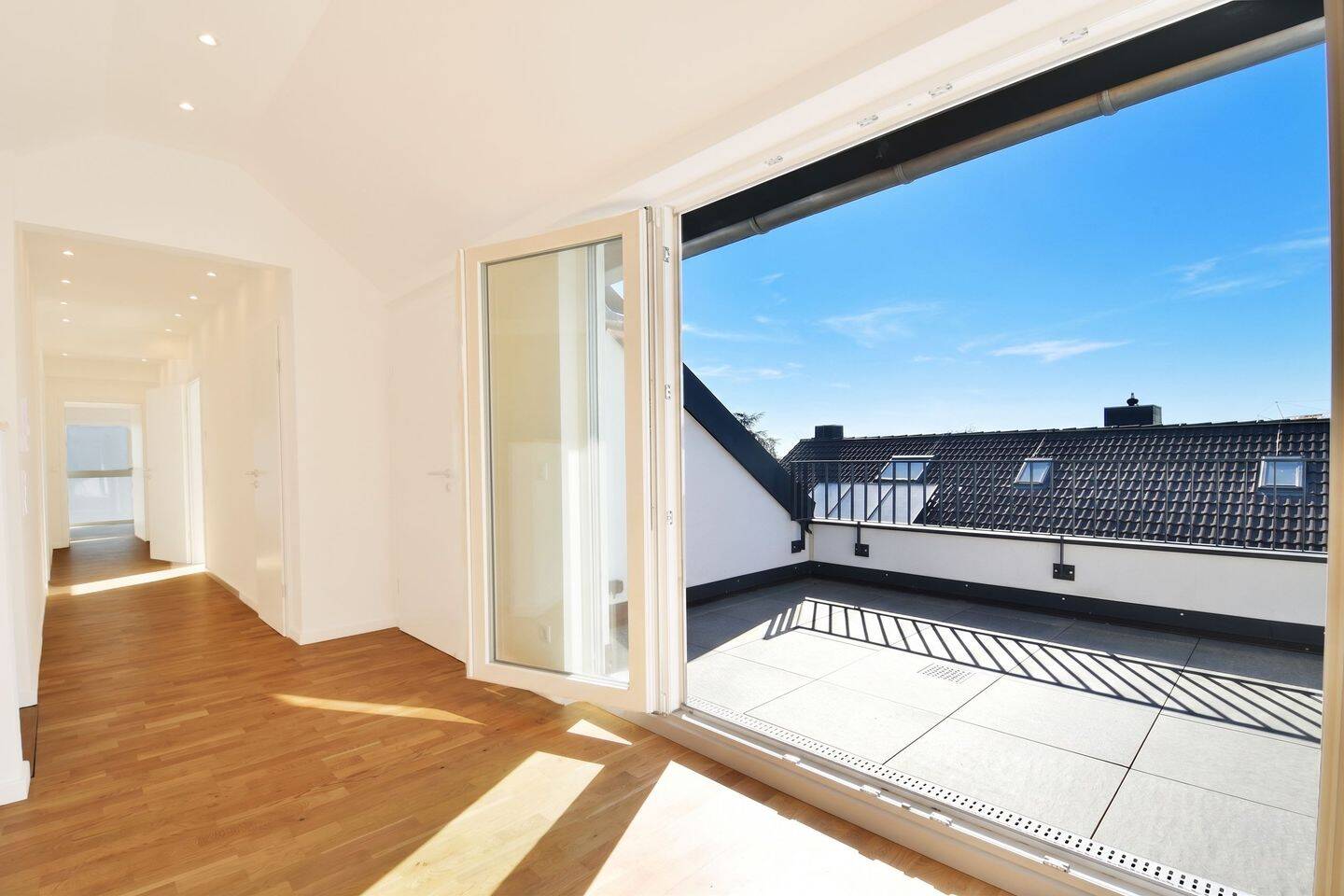 Elegante Maisonette-Wohnung mit Dachloggia, zwei Bädern und Charisma, 63808 Haibach