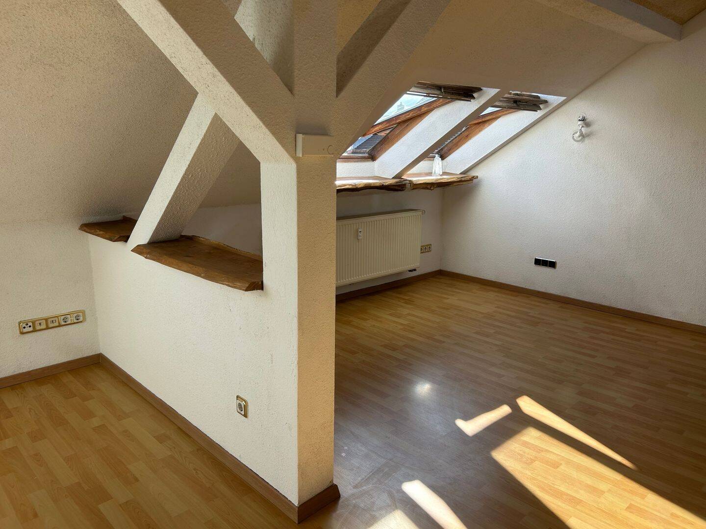 lichtdurchflutete Dachgeschosswohnung mit großen Wohnzimmer und Kamin, 4317 Leipzig (Neustadt-Neuschönefeld Reudnitz-Thonberg Zentrum-Ost)