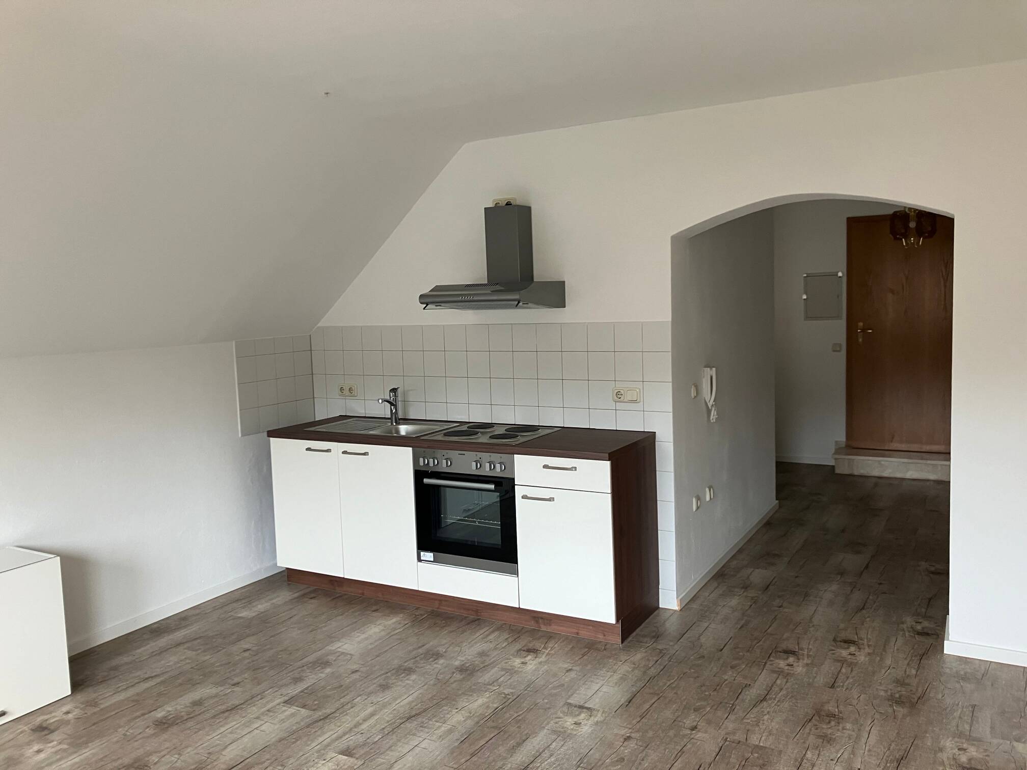Kleines DG-Apartment in einem sehr gepflegten Mehrfamilienhaus in Breitenbrunn  Ideal für Wochenendheimfahrer, 92363 Breitenbrunn