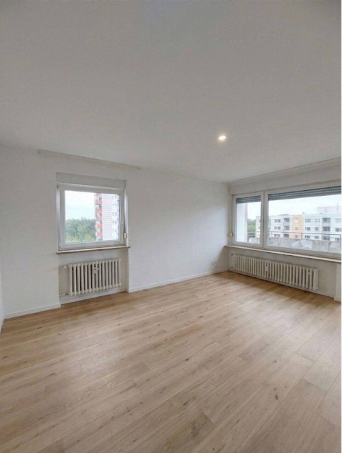 Frisch sanierte 3-Zimmer-Wohnung mit 2 Bädern & Ausblick in Neu-Isenburg, 63263 Neu-Isenburg