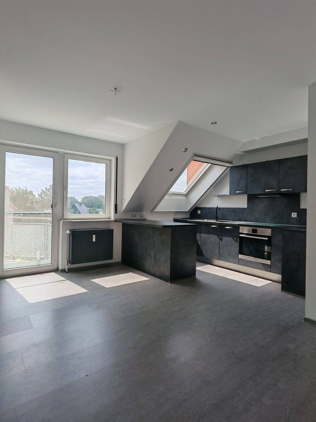 Modernisierte 2-Zimmer-Maisonettewohnung mit Balkon, Einbauküche und zwei Bädern in Stadtfeld West, 39110 Magdeburg (Diesdorf Stadtfeld West)