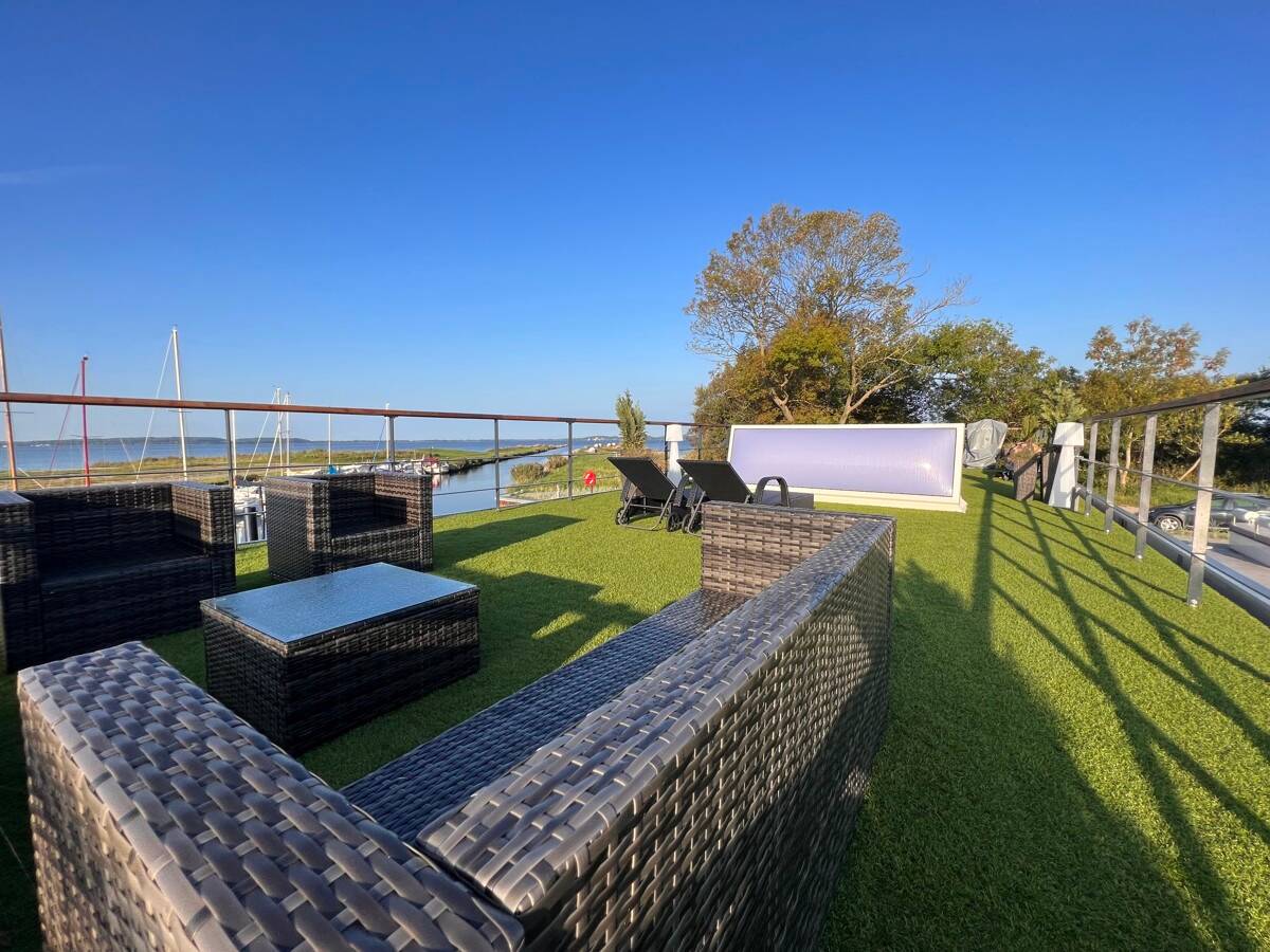 LUXUS Hausboot – 3 Etagen – 100m² Wohnen + 120 m² SONNENTERRASSE – Kamin, Kino, komplett individuell, 18609 Binz
