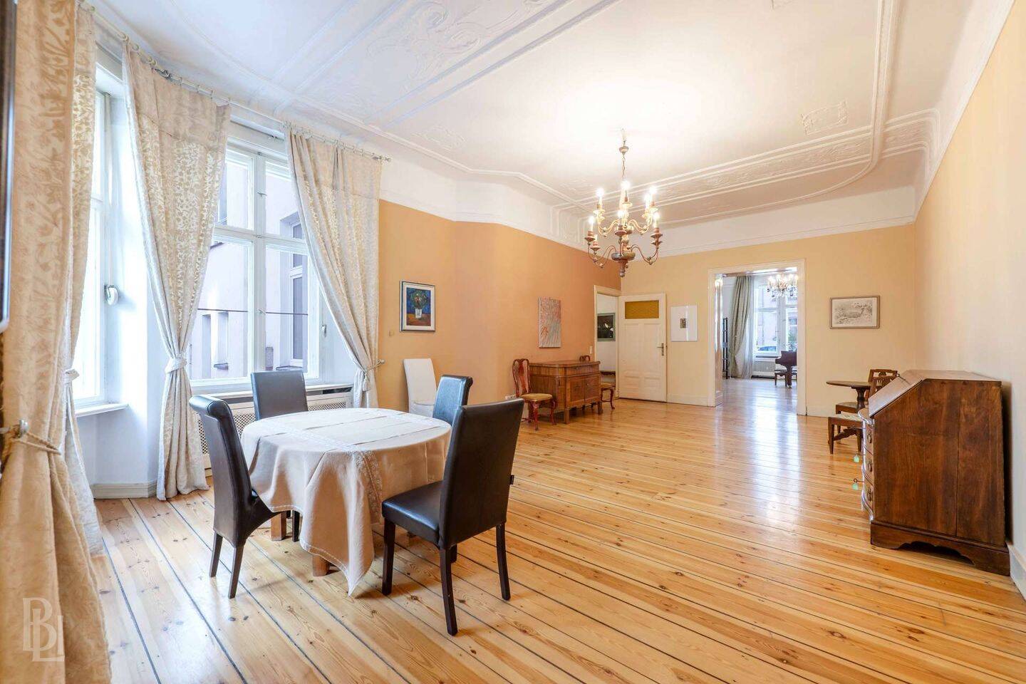 Großzügiger Altbau am Olivaer Platz – Südloggia, Charme und Raum für individuelle Wohnideen, 10629 Berlin (Charlottenburg-Wilmersdorf Charlottenburg)