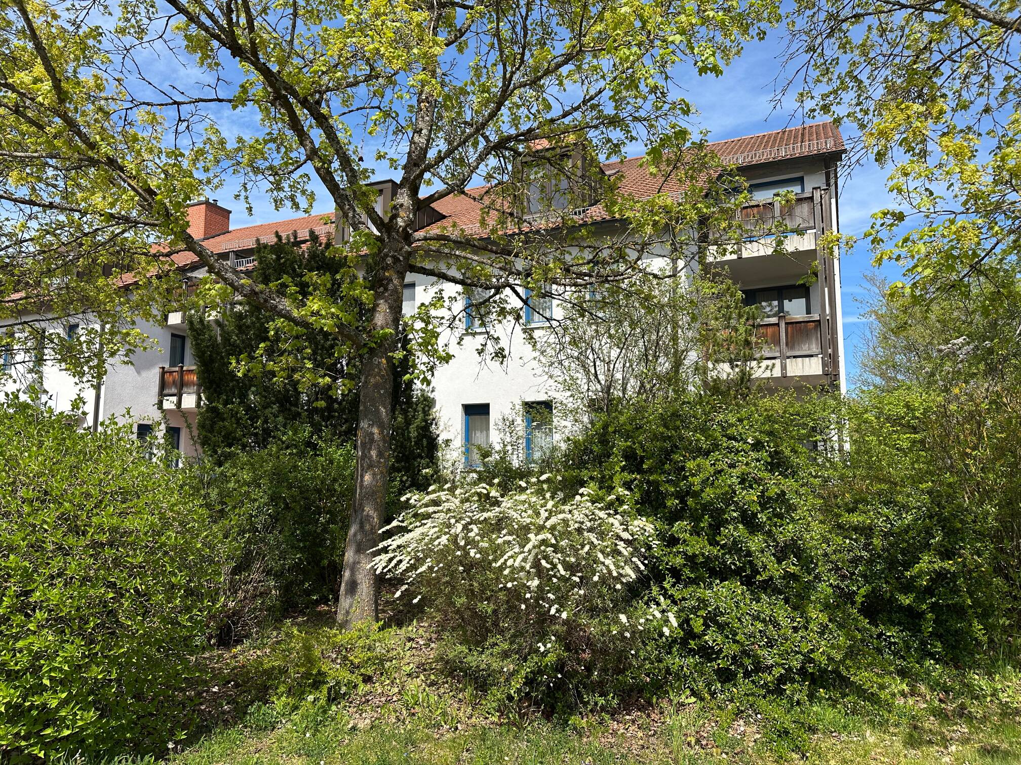Sonnige, gepflegte 2-Zi-Wohnung, prov.-frei, Südbalkon u. TG-Stpl., sofort verfügbar, vom Eigentümer, 2.OG mit Aufzug, Tel. Mo u. Do 16-18 Uhr, 96476 Bad Rodach