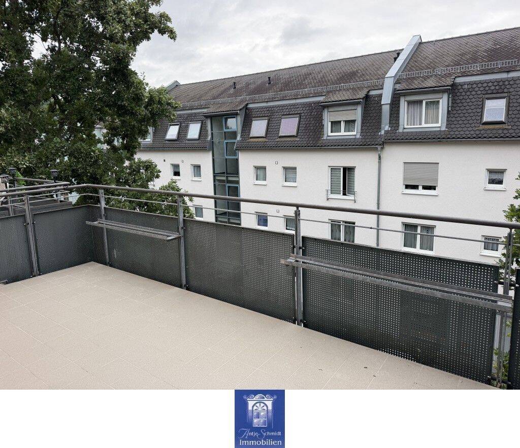 Eindrucksvolle Wohnung mit Balkon in gepflegter Umgebung!, 1705 Freital