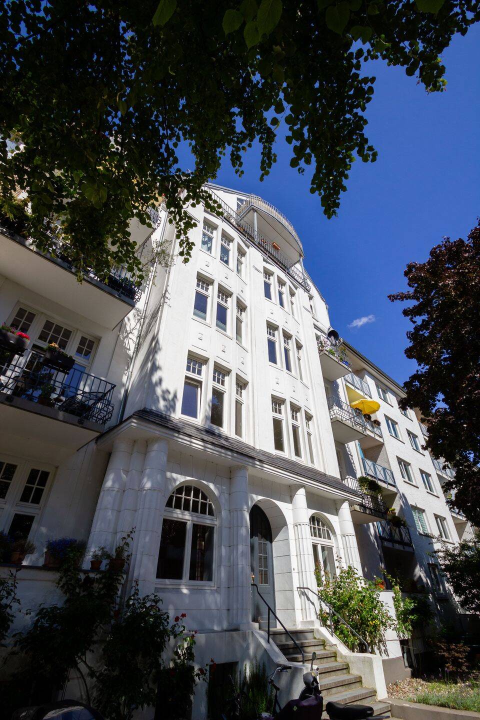 Klassischer Altbau mit zwei Balkonen und Garten in Hamburg Winterhude, 22301 Hamburg (Hamburg-Nord Winterhude)