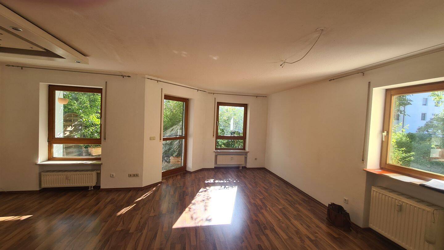 Attraktive, schöne, helle Gartenwohnung mit EBK, Terrasse und bei Bedarf mit Stellplatz sowie Tiefgarage, 86165 Augsburg (Lechhausen)