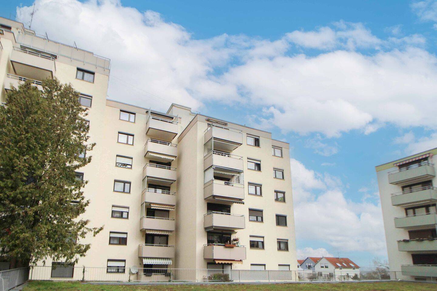 Penthouse-Wohnung mit Weitblick, Balkon, Aufzug und TG-Stellplatz in ruhiger Lage von Hochdorf, 71735 Eberdingen