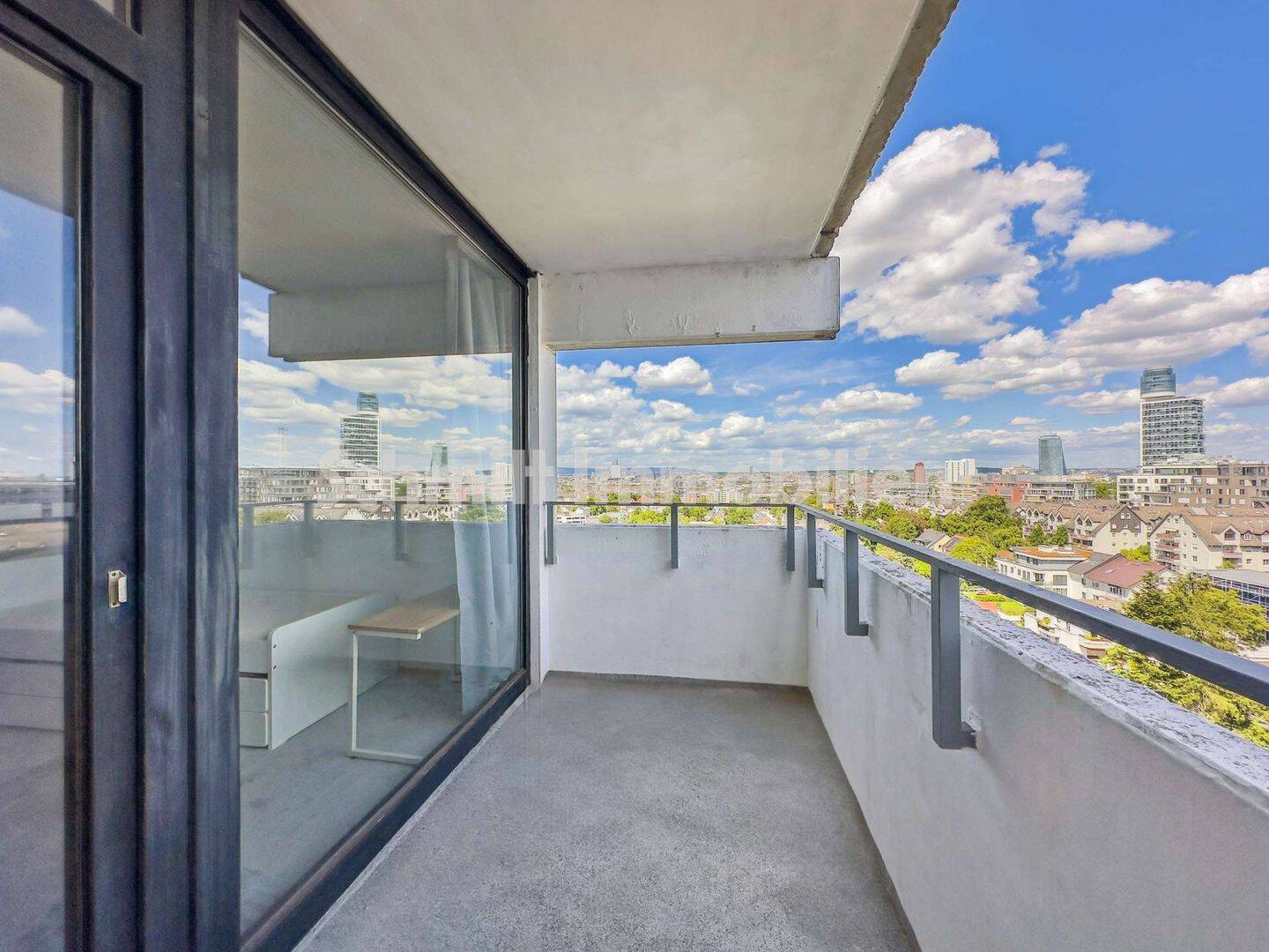 Möblierte 1-Zimmer-Wohnung mit Balkon und Skylineblick in Frankfurt-Sachsenhausen, 60598 Frankfurt am Main (Sachsenhausen)