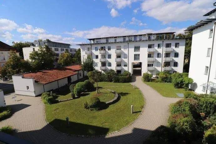 Wunderschöne, zentrumsnahe 2-Zimmer Wohnung mit Einbauküche und Carport! Frei ab sofort!, 94315 Straubing