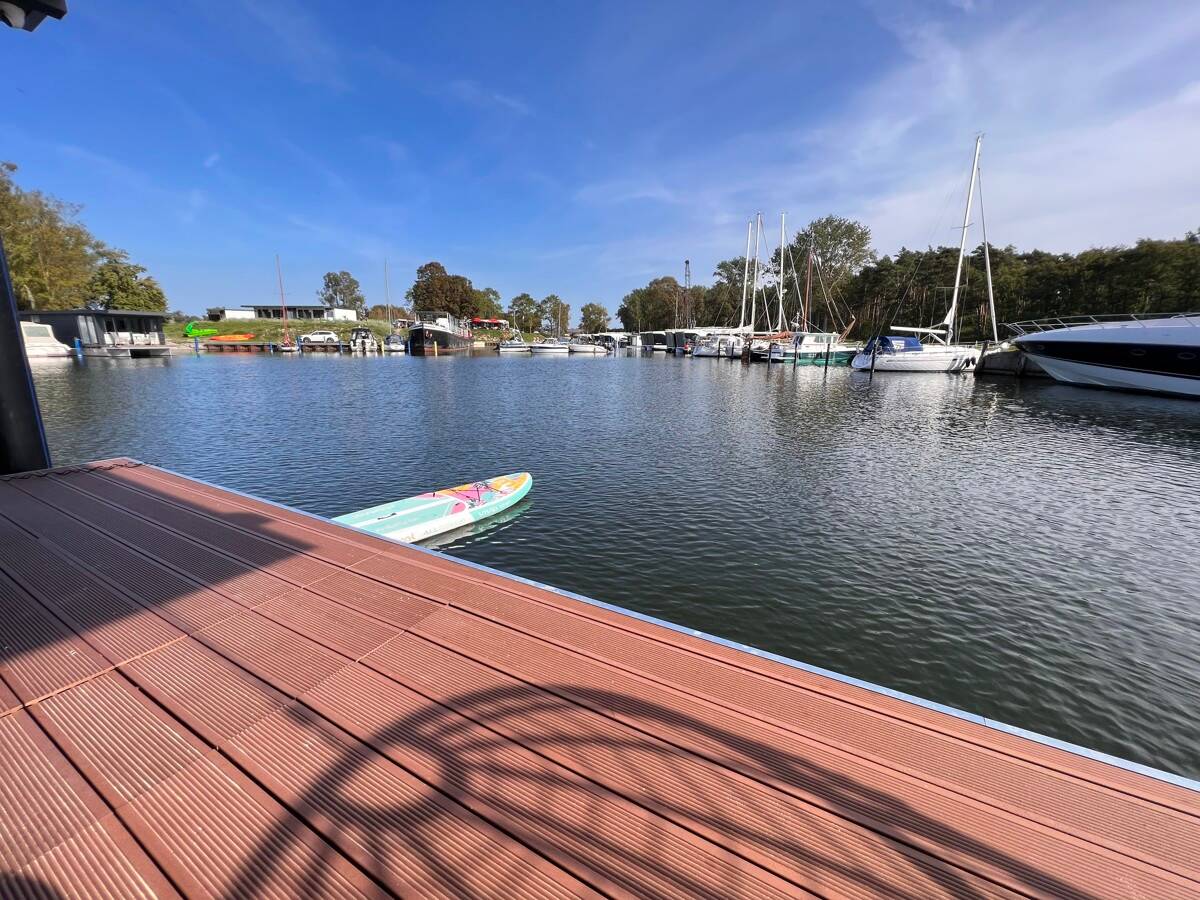LUXUS Hausboot – 3 Etagen – 100m² Wohnen + 120 m² SONNENTERRASSE – Kamin, Kino, komplett individuell, 18551 Sagard