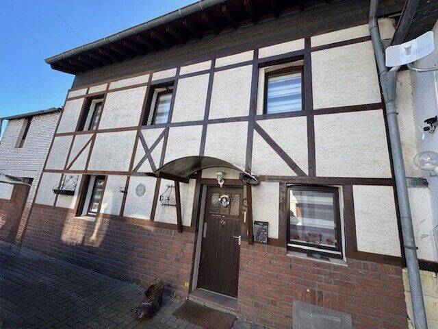 Eschweiler: Altbau mit Charakter , großem Grundstück & Ausbaupotenzial!, 52249 Eschweiler