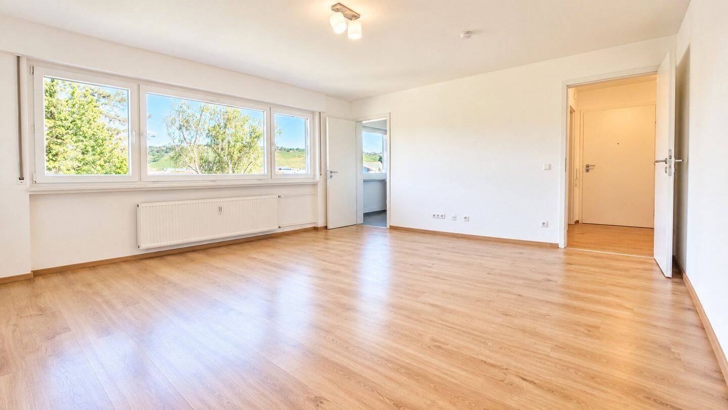 Renovierte 1-Zimmer Wohnung mit Einbauküche, Waschmaschine und Parkplatz, 70329 Stuttgart (Hedelfingen Obertürkheim Rohracker Uhlbach)